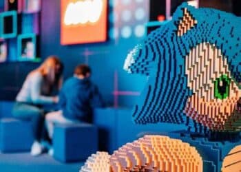 Figura de Sonic hecha con LEGO en la exposición de videojuegos en Madrid.
