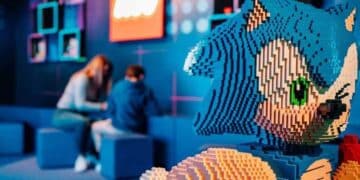 Figura de Sonic hecha con LEGO en la exposición de videojuegos en Madrid.