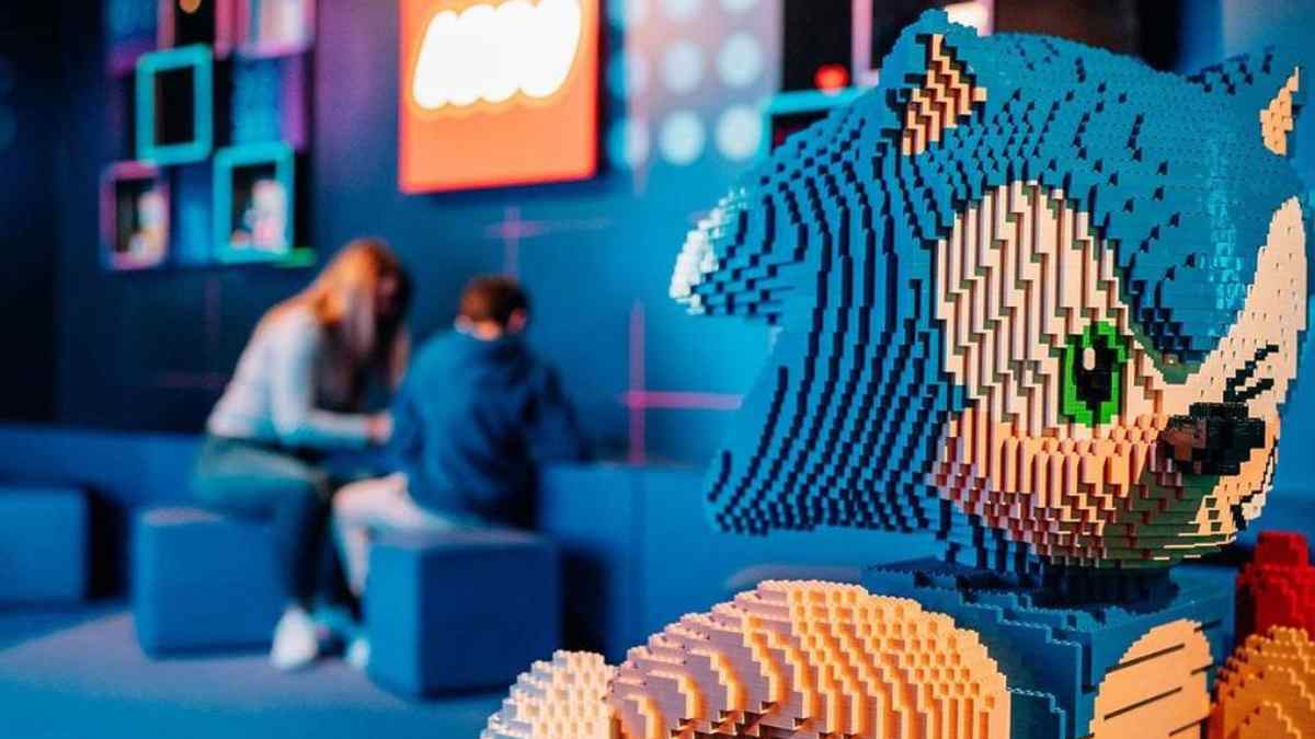 Figura de Sonic hecha con LEGO en la exposición de videojuegos en Madrid.