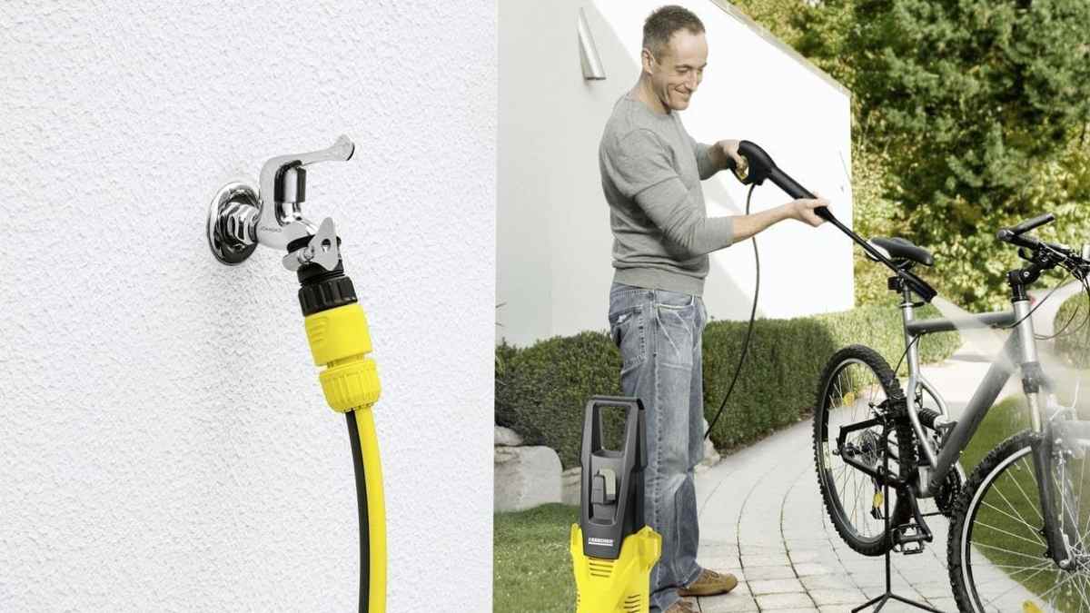 Hidrolimpiadora Kärcher K 3 limpiando bicicleta en jardín.