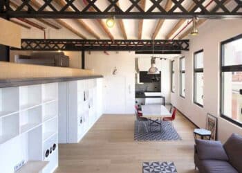 Interior de vivienda en Madrid tras conversión de oficina en casa.
