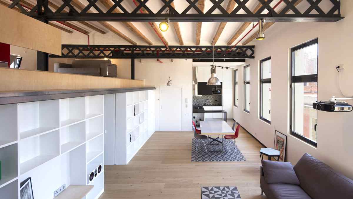 Interior de vivienda en Madrid tras conversión de oficina en casa.