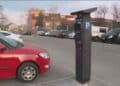 Parquímetro en Valdezarza tras ampliación de la zona SER en Madrid con nuevas plazas de aparcamiento regulado.