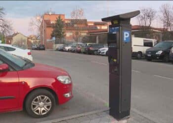Parquímetro en Valdezarza tras ampliación de la zona SER en Madrid con nuevas plazas de aparcamiento regulado.