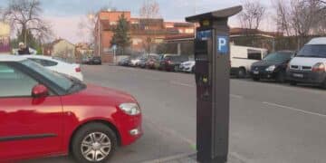 Parquímetro en Valdezarza tras ampliación de la zona SER en Madrid con nuevas plazas de aparcamiento regulado.