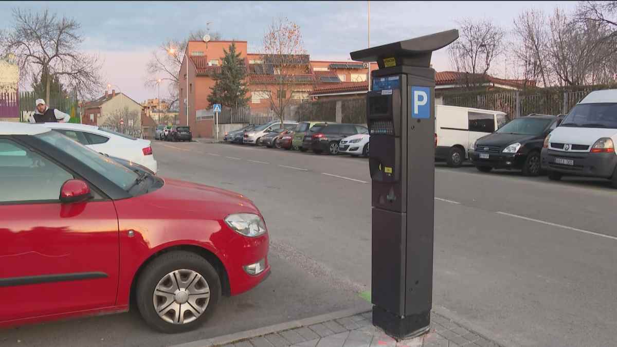 Parquímetro en Valdezarza tras ampliación de la zona SER en Madrid con nuevas plazas de aparcamiento regulado.