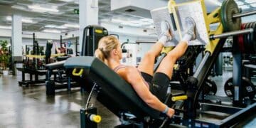 Persona entrenando en gimnasio municipal de Madrid durante la Semana Europea del Deporte.