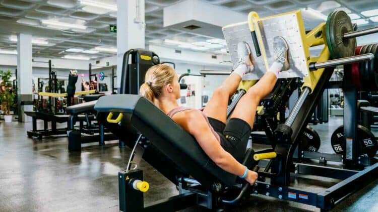 Persona entrenando en gimnasio municipal de Madrid durante la Semana Europea del Deporte.