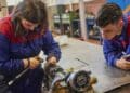 Estudiantes de Formación Profesional en taller mecánico en Madrid.
