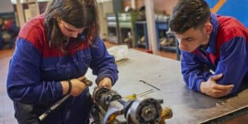 Estudiantes de Formación Profesional en taller mecánico en Madrid.