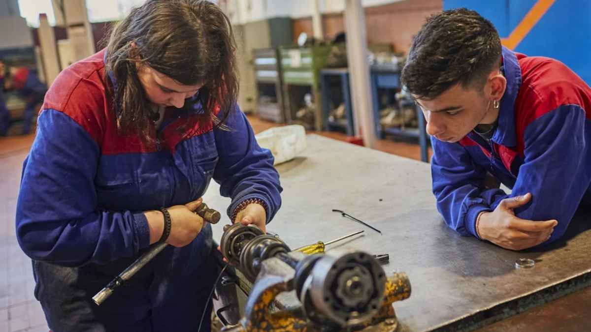 Estudiantes de Formación Profesional en taller mecánico en Madrid.