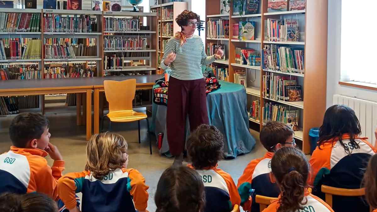 Niños en actividad infantil en bibliotecas públicas de Madrid otoño 2025.