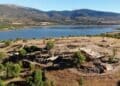Vista aérea del Valle de los Neandertales en Pinilla del Valle, Madrid, con yacimientos y embalse de Lozoya.