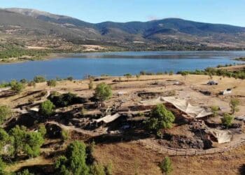 Vista aérea del Valle de los Neandertales en Pinilla del Valle, Madrid, con yacimientos y embalse de Lozoya.