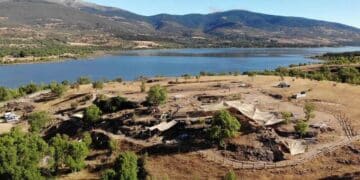 Vista aérea del Valle de los Neandertales en Pinilla del Valle, Madrid, con yacimientos y embalse de Lozoya.