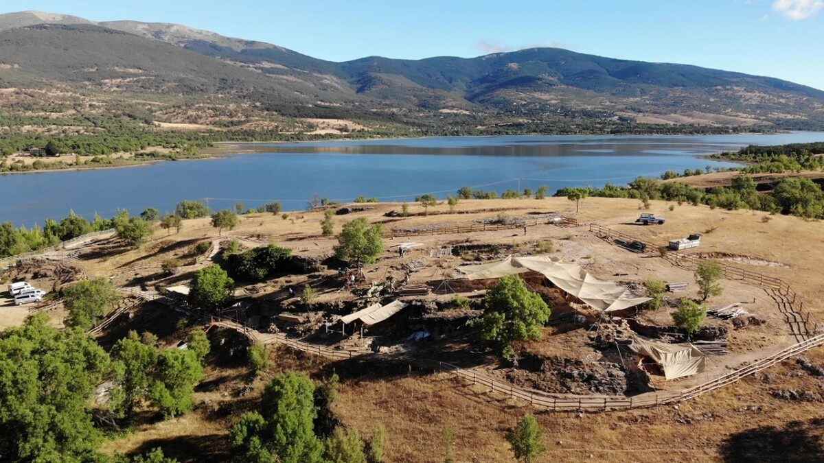 Vista aérea del Valle de los Neandertales en Pinilla del Valle, Madrid, con yacimientos y embalse de Lozoya.