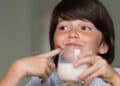 Niño bebiendo leche en el programa escolar de Madrid 2026.