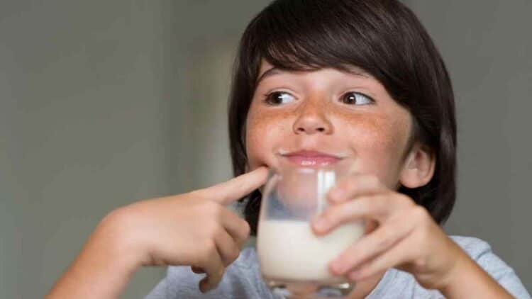 Niño bebiendo leche en el programa escolar de Madrid 2026.