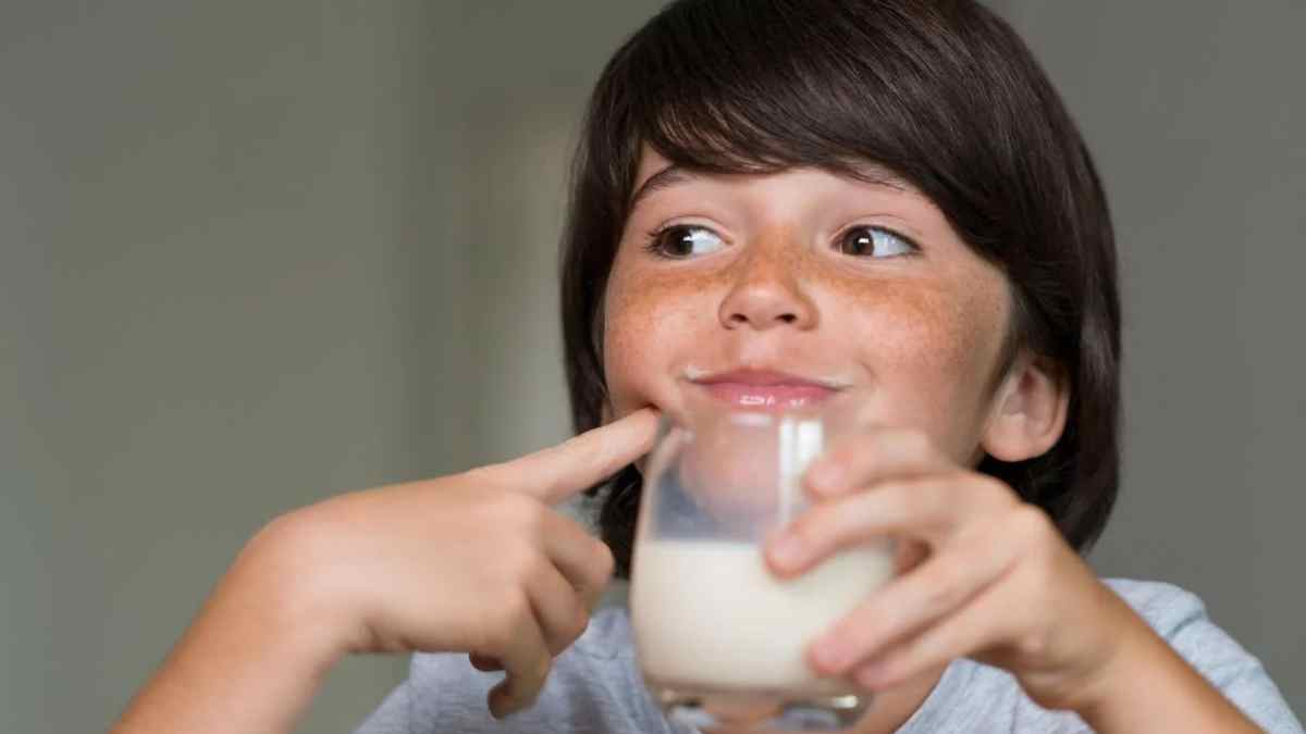 Niño bebiendo leche en el programa escolar de Madrid 2026.