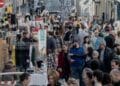 Multitud en el mercadillo The Festival by Salesas en las calles Campoamor, Orellana y Santa Bárbara de Madrid.