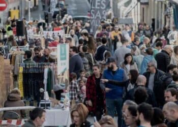 Multitud en el mercadillo The Festival by Salesas en las calles Campoamor, Orellana y Santa Bárbara de Madrid.