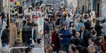 Multitud en el mercadillo The Festival by Salesas en las calles Campoamor, Orellana y Santa Bárbara de Madrid.