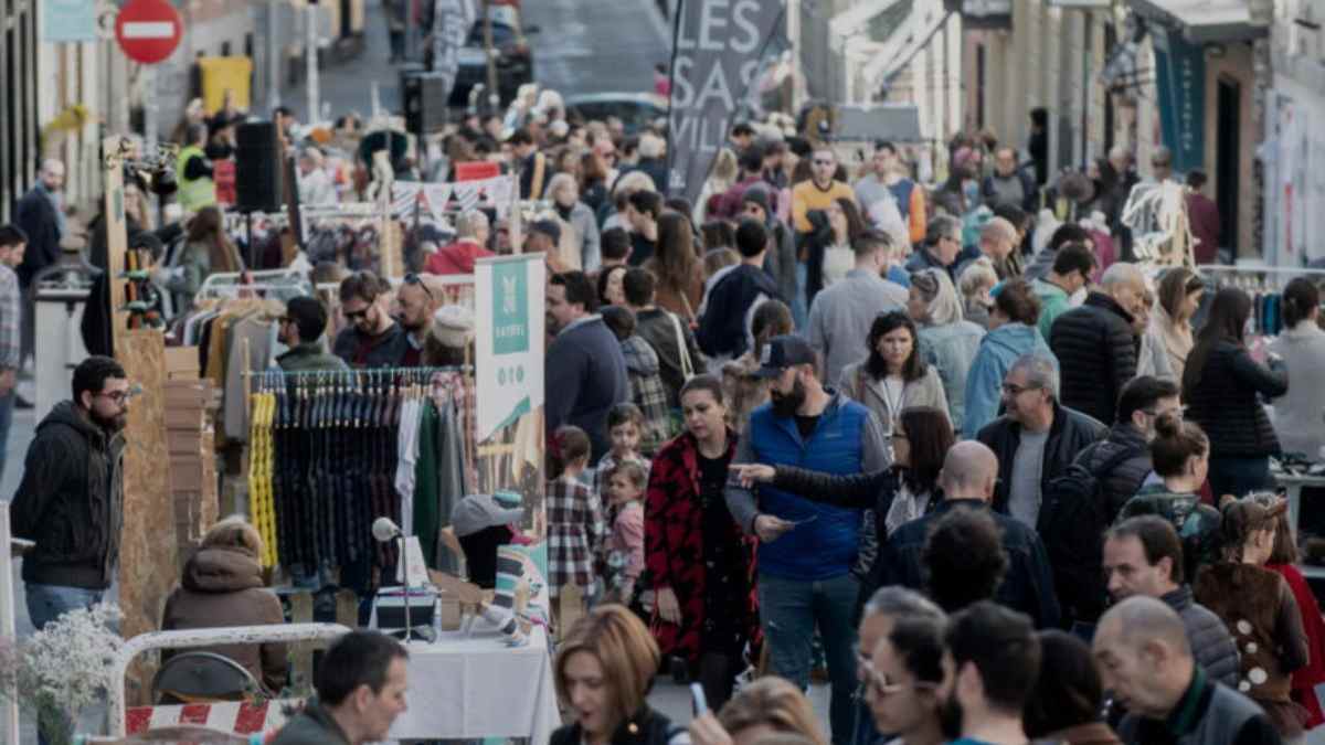 Multitud en el mercadillo The Festival by Salesas en las calles Campoamor, Orellana y Santa Bárbara de Madrid.