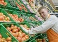 Empleado de Mercadona en supermercado con ofertas de empleo en Madrid.