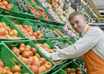 Empleado de Mercadona en supermercado con ofertas de empleo en Madrid.