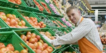 Empleado de Mercadona en supermercado con ofertas de empleo en Madrid.