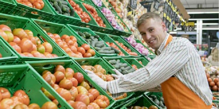 Empleado de Mercadona en supermercado con ofertas de empleo en Madrid.