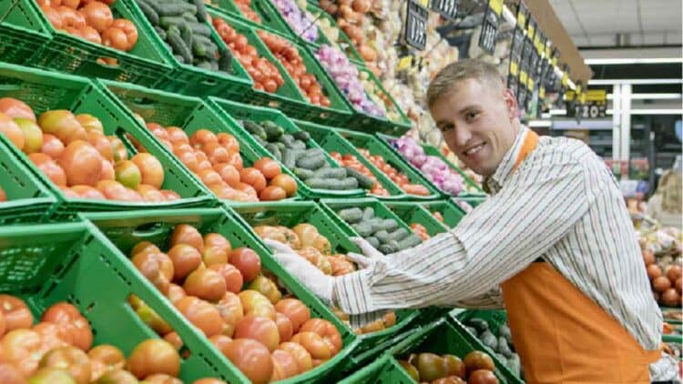 Empleado de Mercadona en supermercado con ofertas de empleo en Madrid.
