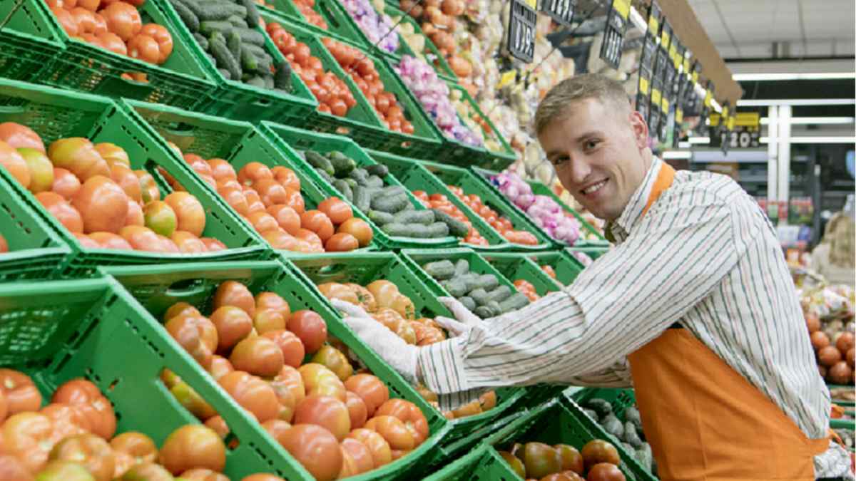 Empleado de Mercadona en supermercado con ofertas de empleo en Madrid.