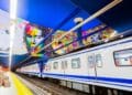 metro de madrid con paquetes en andén para reparto de paquetería en vagones.