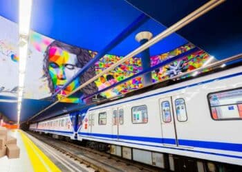 metro de madrid con paquetes en andén para reparto de paquetería en vagones.
