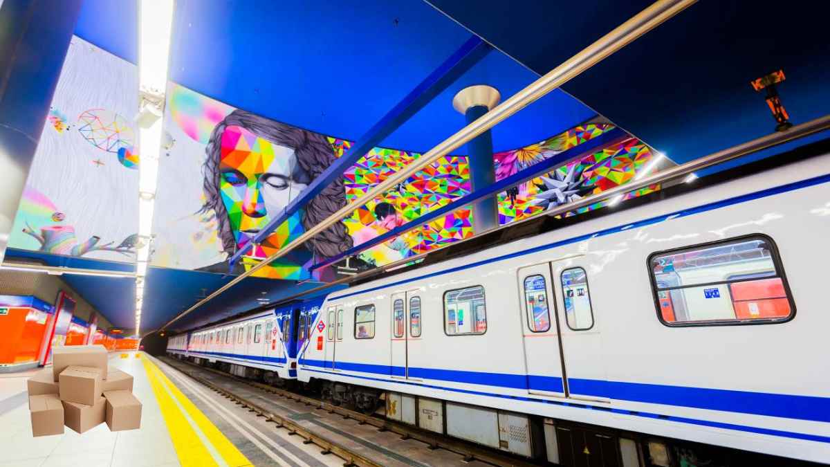 metro de madrid con paquetes en andén para reparto de paquetería en vagones.