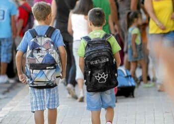 Niños con mochilas escolares para la vuelta a clase