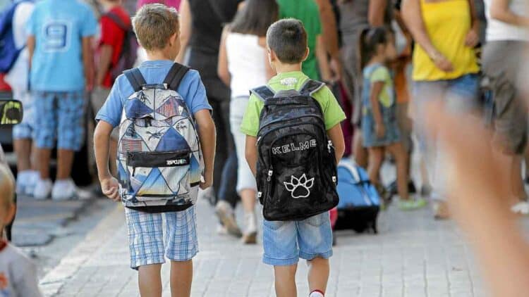 Niños con mochilas escolares para la vuelta a clase