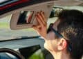 multa DGT por usar espejo de la visera del coche.