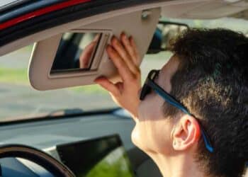 multa DGT por usar espejo de la visera del coche.