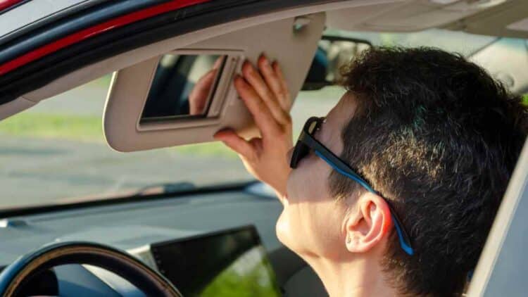 multa DGT por usar espejo de la visera del coche.