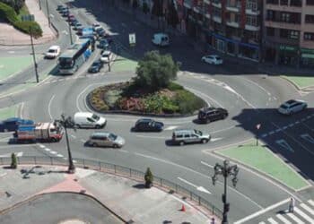 coches circulando por rotonda respetando prioridad.