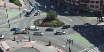 coches circulando por rotonda respetando prioridad.
