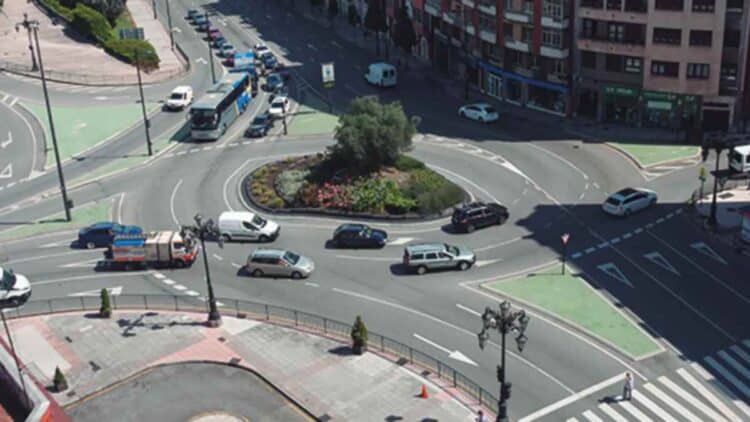 coches circulando por rotonda respetando prioridad.