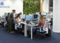 Oficina de Mutua Madrileña con personal administrativo en Madrid gestionando sanciones de tráfico con teletrabajo y flexibilidad horaria.