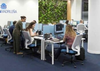 Oficina de Mutua Madrileña con personal administrativo en Madrid gestionando sanciones de tráfico con teletrabajo y flexibilidad horaria.