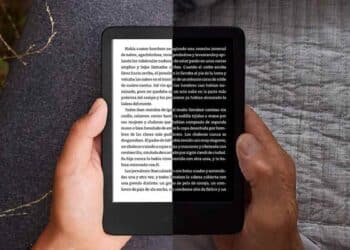 Nuevo Kindle con luz frontal más potente para leer bajo el sol o en la cama.