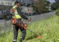 Jardinero trabajando con desbrozadora en Madrid durante labores de mantenimiento de zonas verdes.