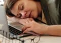Persona trabajadora descansando tras más de seis horas seguidas, derecho a 15 minutos según Estatuto de los Trabajadores.