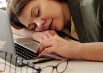 Persona trabajadora descansando tras más de seis horas seguidas, derecho a 15 minutos según Estatuto de los Trabajadores.